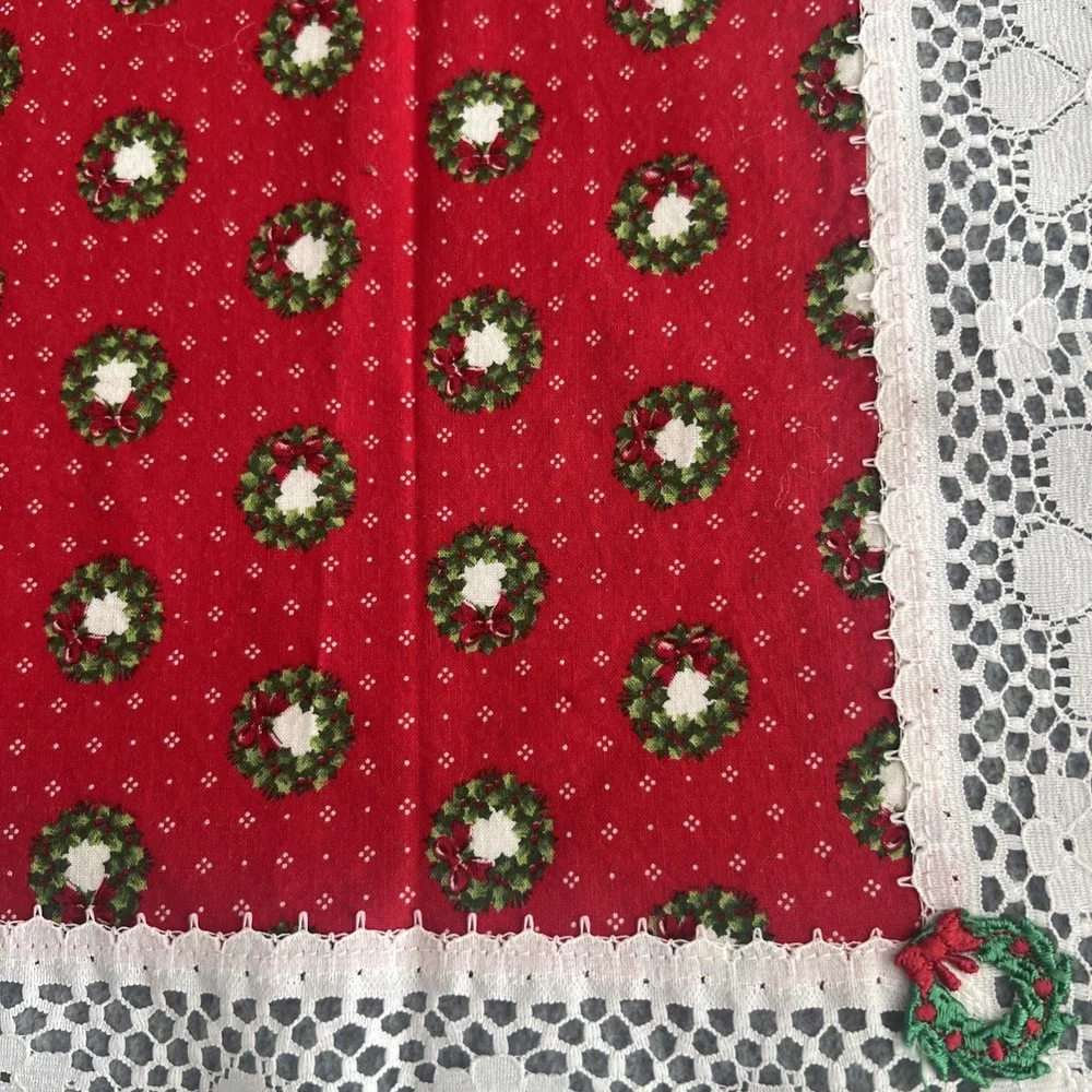 Christmas Table Runner Square Lace Red Green‎ Grannycore 27x26 Decor Vintage EUC